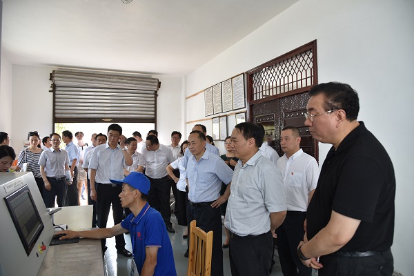 参观智能化粮库 600.jpg 参观智能化粮库 600.jpg