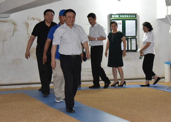 参观粮库 600.jpg 参观粮库 600.jpg